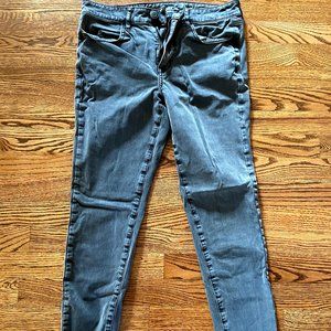 Hi-Rise Gray American Eagle Jegging (size 6)
